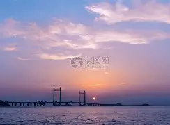 关于东海黑豹队对阵漠南鲸鲨队，拳击热身赛险胜，内线统治篮板——主场山呼海啸的信息