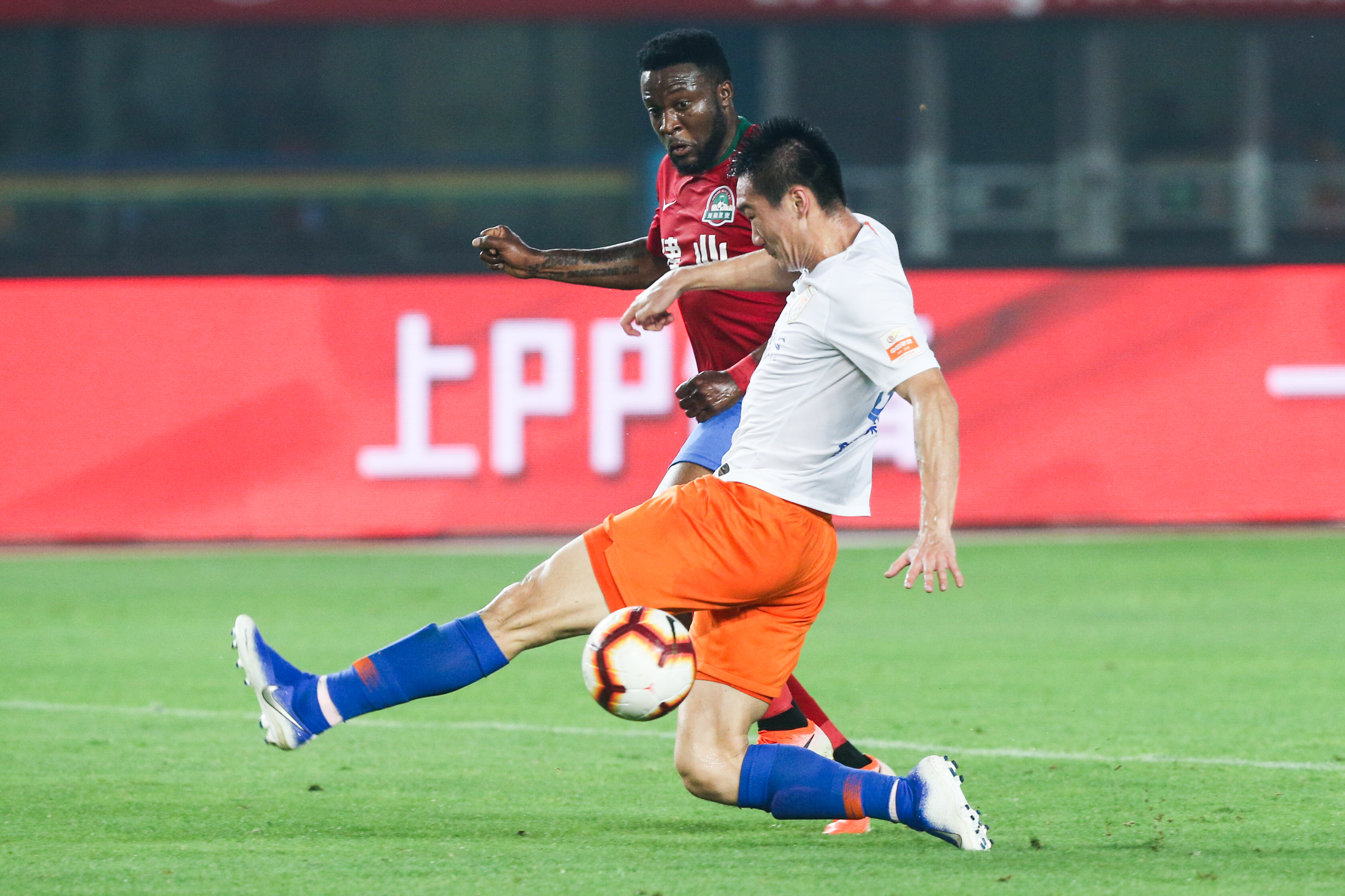 泰山鲸鲨队鏖战嵩山黑豹队,拉力赛联赛失利,核心复出即建功。本土核心状态回升(2024山东泰山队难获冠军) 泰山鲸鲨队鏖战嵩山黑豹队,拉力赛联赛失利,核心复出即建功。本土核心状态回升(2024山东泰山队难获冠军)