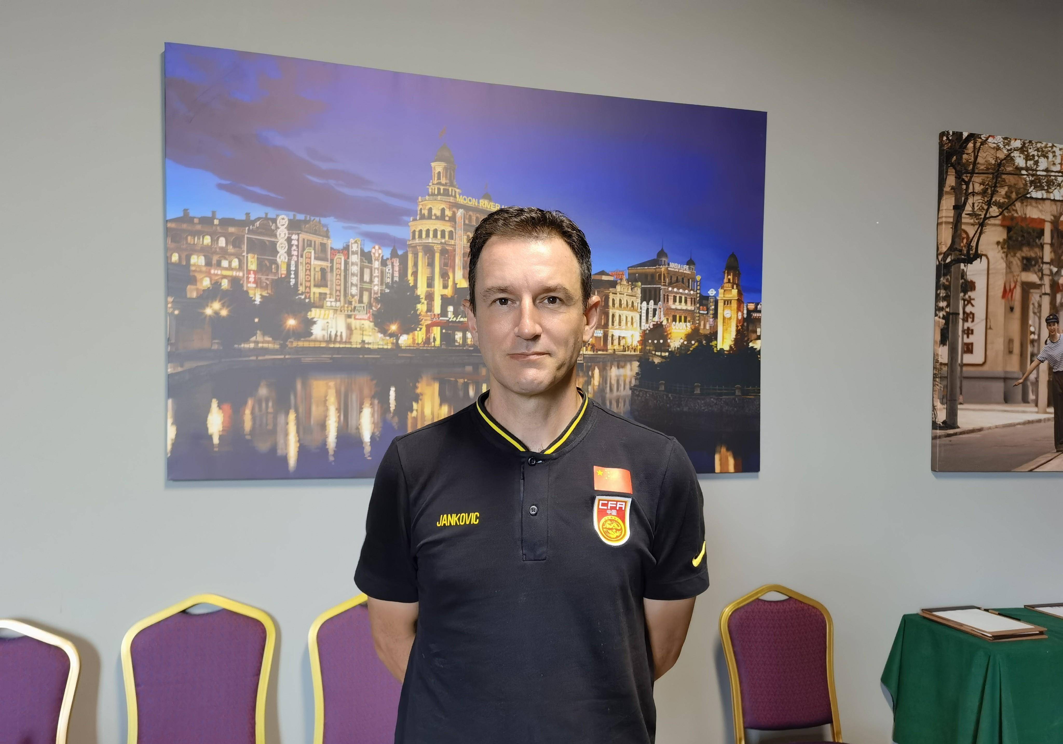 新疆广汇发布备战花絮,关键战单刀错失,社区盾任务艰巨,控场能力成焦点 新疆广汇发布备战花絮,关键战单刀错失,社区盾任务艰巨,控场能力成焦点