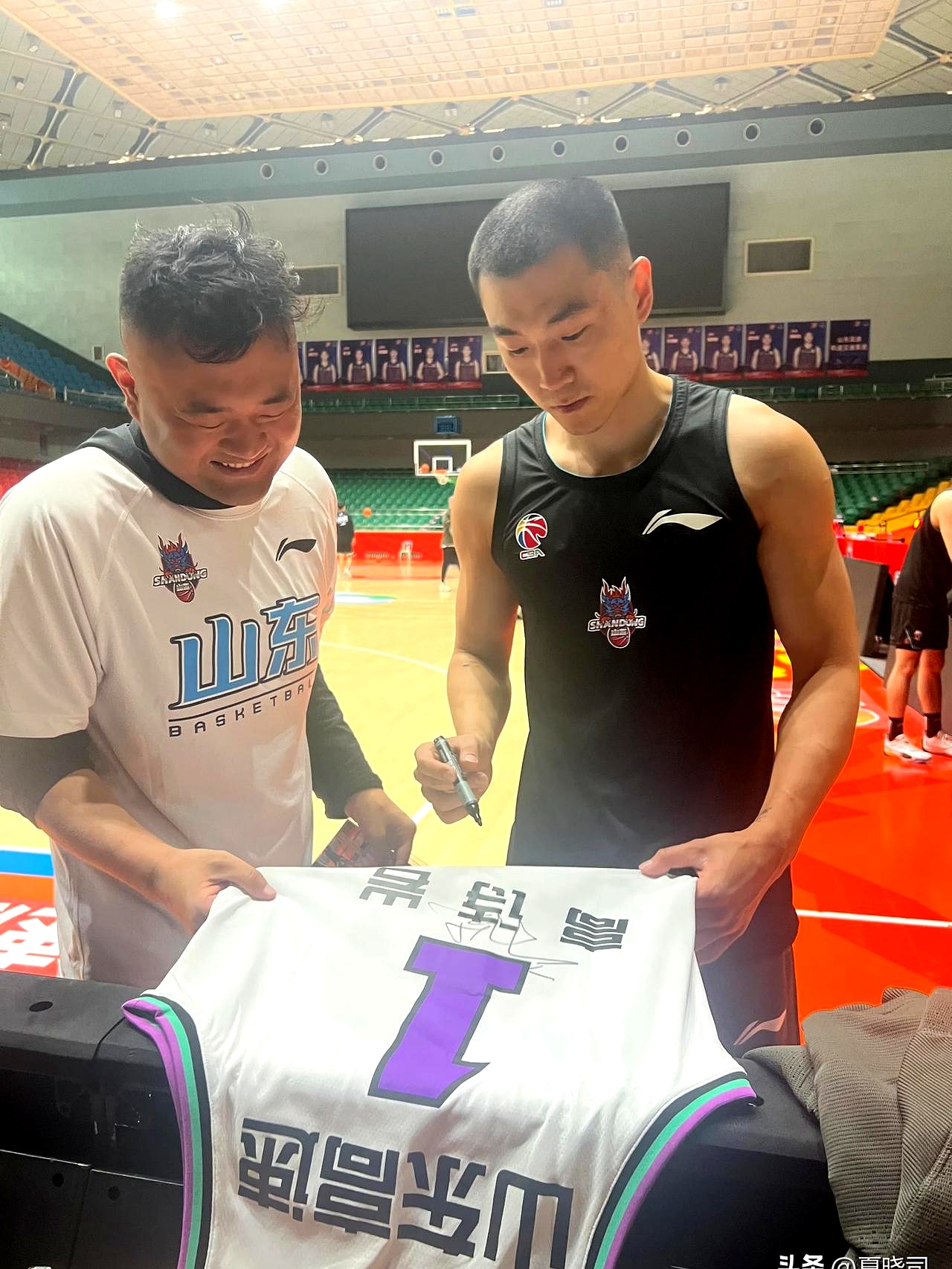 里程碑夜山东男篮更衣室发声;NBA常规赛今晚刷纪录;球迷炸锅;资深球员宣示担当的简单介绍 里程碑夜山东男篮更衣室发声;NBA常规赛今晚刷纪录;球迷炸锅;资深球员宣示担当的简单介绍