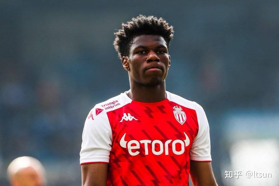 包含清晨法甲传出新动向，西汉姆更衣室发声，管理层表态：目标明确，纪律约束更严格的词条